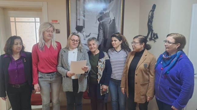 CHP Urla Kadın Kolları 8 Mart Dünya Emekçi Kadınlar Günü’nde Basın Açıklaması Düzenledi