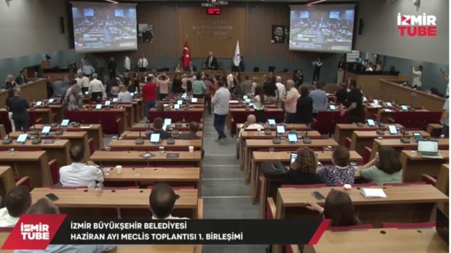 İzmir Büyükşehir Belediyesi Meclis Toplantısı’nda gerginlik! Arbede yaşandı…